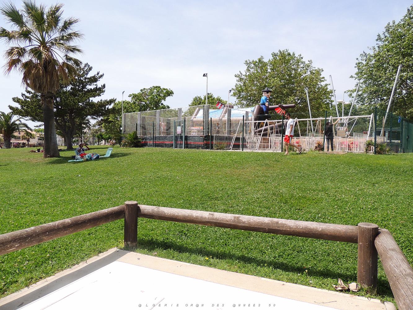 37 Les Jeux avec le trampoline.JPG -           